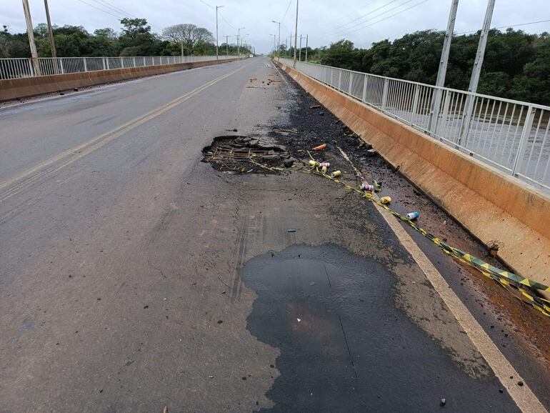 La loseta del puente sobre el rio Pirapó en el departamento de Caazapá presuntamente se construyó sin cemento.