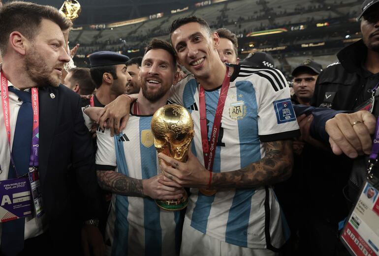 Lionel Messi (c) y Ángel Di María (d) de Argentina celebran, tras ser campeones del mundo en la final del Mundial de Fútbol Qatar 2022 entre Argentina y Francia en el estadio de Lusail (Catar). EFE/ Juan Ignacio Roncoroni