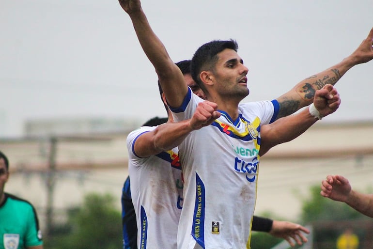 Santiago Santacruz festeja el tanto de apertura a favor del Deportivo Capiatá, en la goleada sobre Atlántida, en Lambaré.  (Foto: APF)