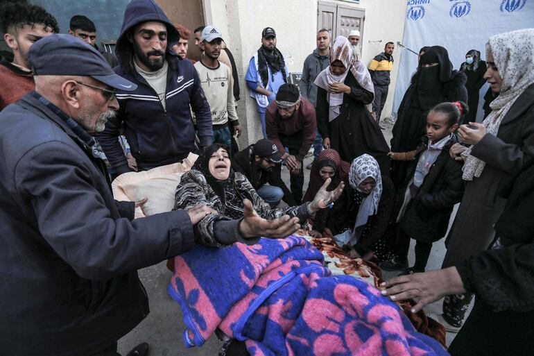 Una mujer palestina herida durante el bombardeo nocturno es llevada al hospital Al Aqsa.