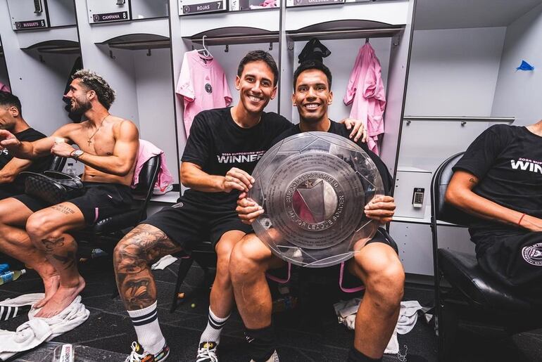 Diego Gómez (d) y Matías Rojas, con el trofeo de la MLS Supporters’ Shield.