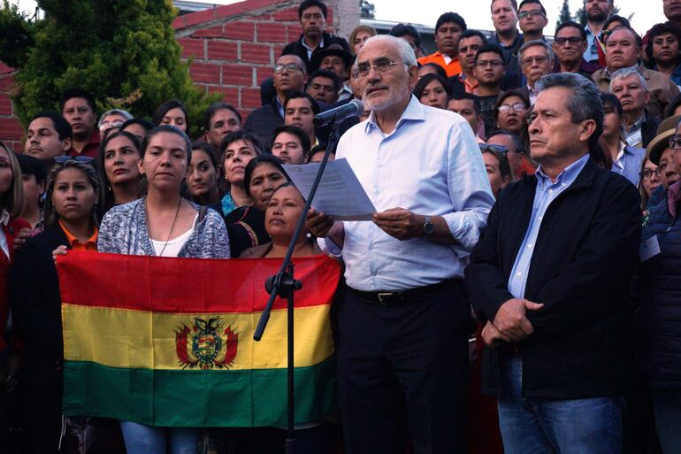 El opositor Carlos Mesa (c) habla en conferencia de prensa en La Paz (Bolivia). (EFE/archivo)