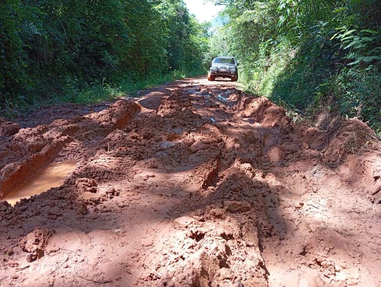 El camino de la compañía Cerro Icé está destrozado. El intendente Aldo Lezcano (Alianza) se comprometió en construir badenes  empedrados en la zonas más afectadas de la vía.