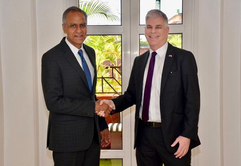 Richard Verma y el embajador de Estados Unidos Marc Ostfield.