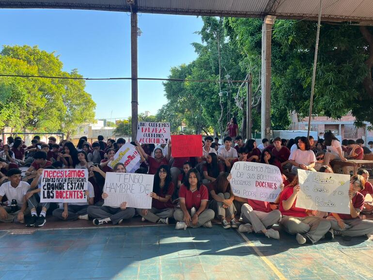 Estudiantes del Colegio Dr. José P. Guggiari se manifiestan para exigir respuestas del MEC.