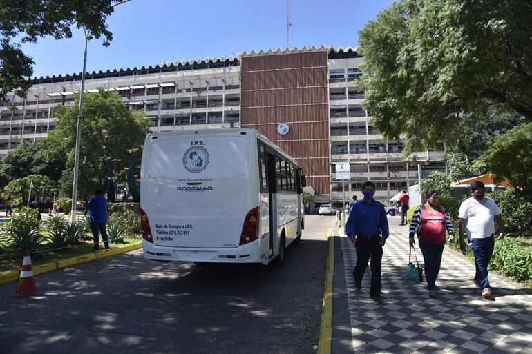 Fachada del Hospital Central del Instituto de Previsión Social (IPS).