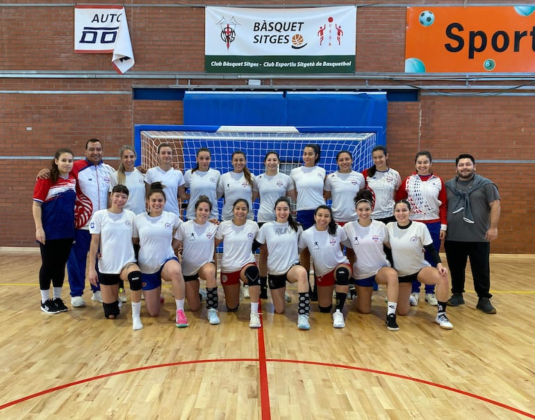 Plantel seleccionado femenino paraguayo, que se encuentra en Barcelona preparándose para los Preolímpicos de Alemania, que se inician el jueves.