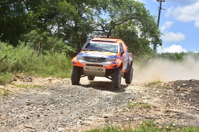 Blas Zapag y Juan José Sánchez, al mando de la Toyota Hilux, a pesar del vuelco, lograron finalizar la etapa ayer.