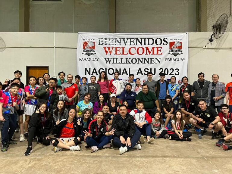 Todos los campeones y la familia del bádminton celebrando un exitoso cierre del Campeonato Nacional en las instalaciones de la Secretaría Nacional de Deportes.