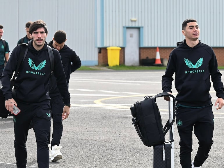 Miguel Almirón (d), jugador del Newcastle, antes del vuelo rumbo a Milán para debutar en la Champions League 2023-2024.