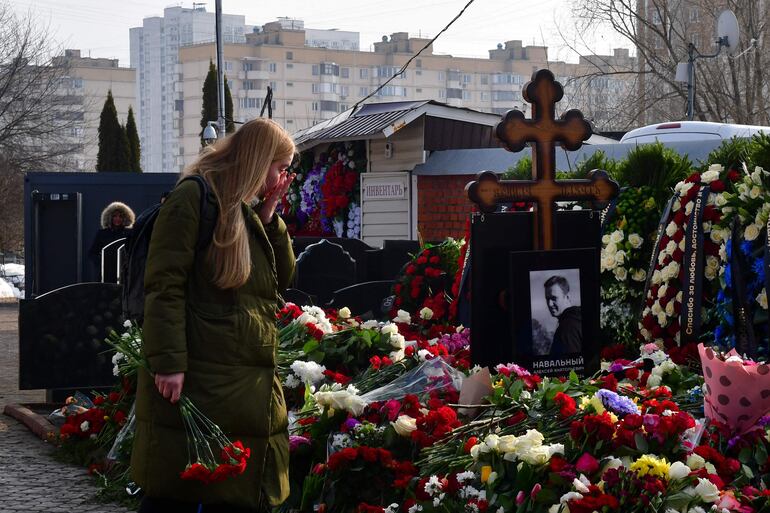 La tumba del opositor ruso Alexei Navalni en el cementerio de Borisovo.