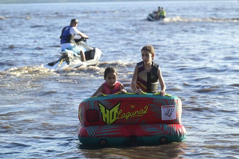 La diversidad en el Lago se convierte en un punto ideal para la realización de deportes y paseos en jet ski.