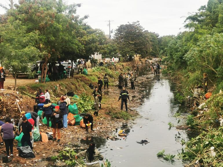 Elias Portillo junto a influencers creadores de contenido y vecinos del Bañado Sur limpiaron el arroyo Mburiká de Asunción ante notificación del MADES.