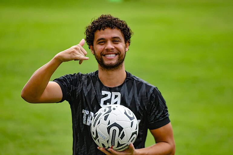 Víctor Ferraz Macedo (36 años), mediocampista brasileño de Tacuary.