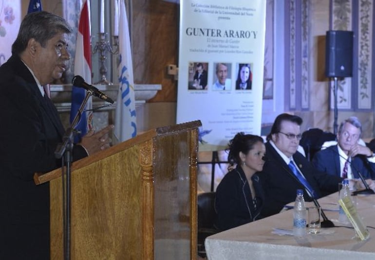 David Galeano (i), directo general de Ateneo de la Lengua y la Cultura Guaraní.