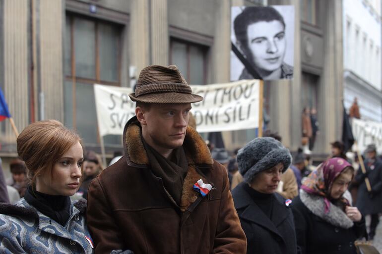 El rostro de Jan Palach se convirtió en un símbolo de protesta. Fotograma de la miniserie Horici Ker, de HBO Europa.