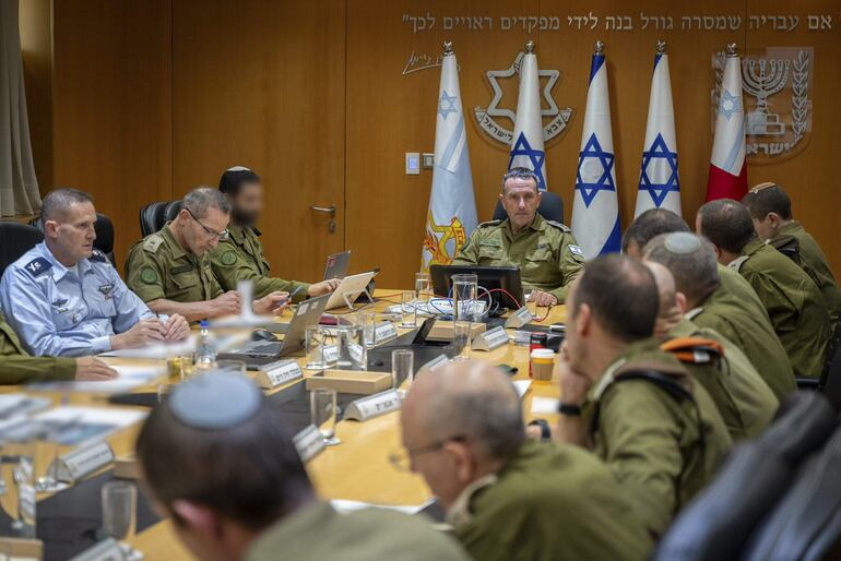 El jefe del Estado Mayor de Israel, teniente general Herzi Halevi, reunido hoy en la sede del Ejército en Tel Aviv para hacer una evaluación de la situación con el Foro del Estado Mayor. Halevi mantuvo hoy una conversación telefónica con el comandante del Comando Central de EE.UU., el general de cuatro estrellas Michael Erik Kurilla, para tratar sobre la crisis de seguridad en la región tras el ataque ayer de Irán contra territorio israelí y controlado por Israel.EFE/ Ejército Israelí ***SOLO USO EDITORIAL/SOLO DISPONIBLE PARA ILUSTRAR LA NOTICIA QUE ACOMPAÑA (CRÉDITO OBLIGATORIO)***