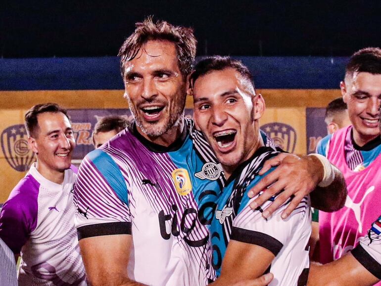 Roque Santa Cruz (i), futbolista de Libertad, celebra junto a Marcelo Fernández la conquista del torneo Clausura 2023 en el estadio Feliciano Cáceres, en Luque.