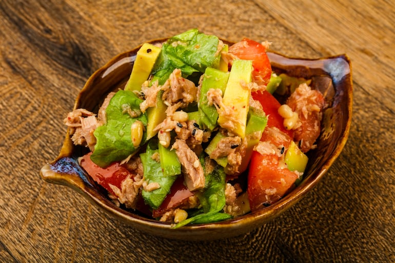 Ensalada de atún y aguacate.