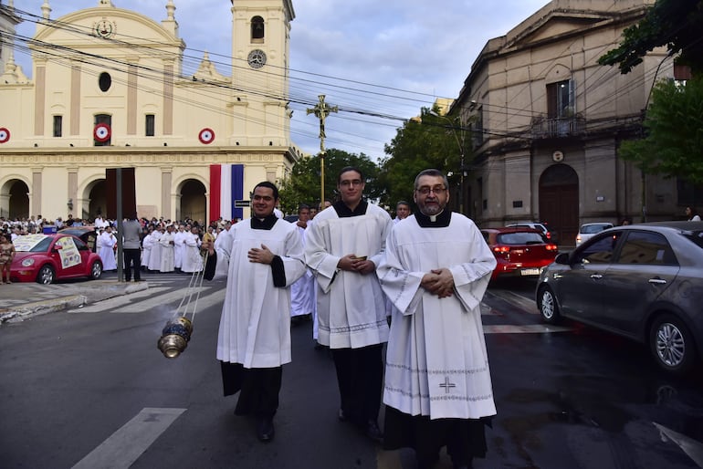 Luego de la misa, hubo procesión eucarística por la Solemnidad de Corpus Christi.