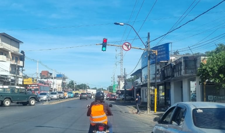 Este semáforo ubicado en Acceso Sur podría ocasionar accidentes.