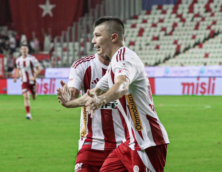 Braian Samudio celebra su gol para la victoria del Antalyaspor en Turquía.