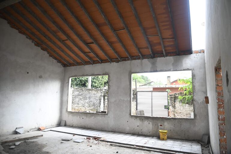 La construcción de una sala para el nivel inicial en la escuela Delfín Chamorro, avanza, pero muy lentamente. El aula, que urge, debió culminarse entre 2020 y 2021.