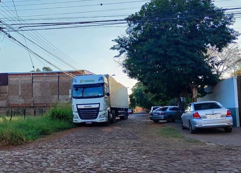 Camión que transportaba una carga de mercaderías ingresadas al país presuntamente de contrabando.