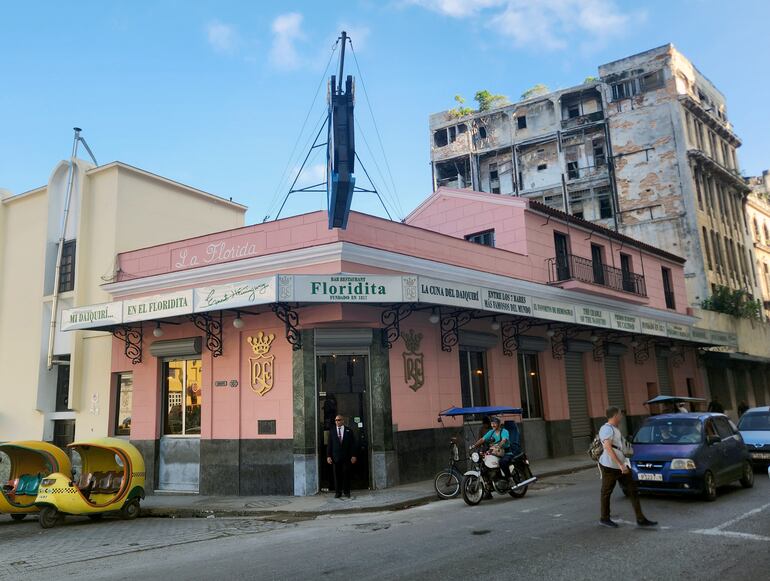 Daiquiri ("El Floridita")  es casi una obligación tomarse un daiquiri en "El Floridita" y un mojito en "La Bodeguita del Medio".