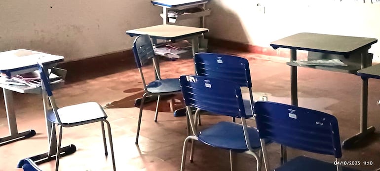 La escuela de Mbatoví, que necesita refacción de una de sus aulas.