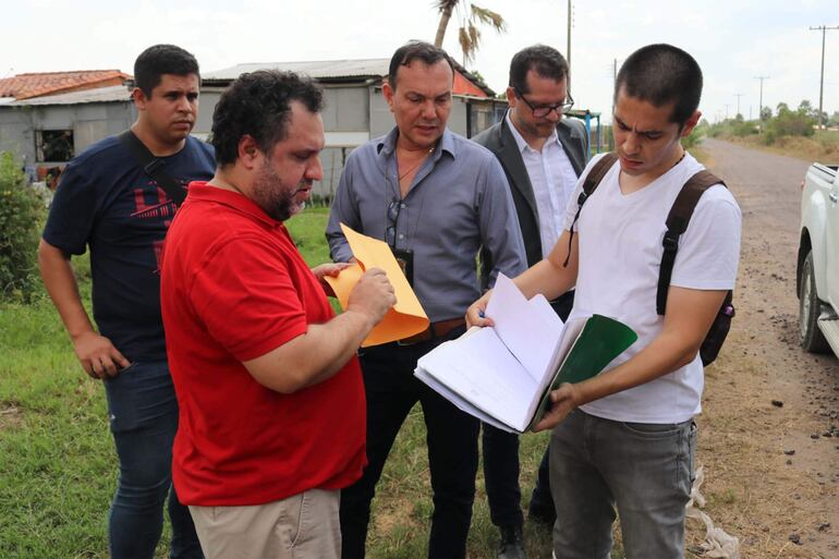 El fiscal Luis Piñánez (de rojo) verificando el acta de procedimiento.