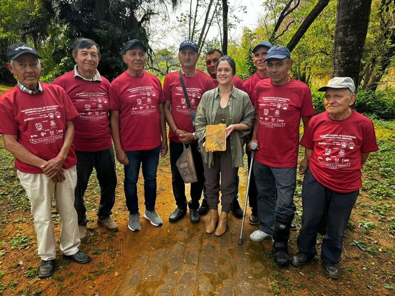 La ministra Adriana Ortiz junto a un grupo de estacioneros. Estas organizaciones fueron declarados Patrimonio Inmaterial Cultural Nacional por la SNC.