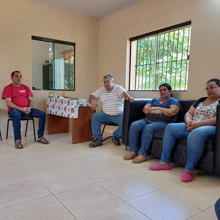 La visita que habían realizado los concejales municipales al MOPC-Acahay, Derlis Maidana, Ing. Gerardo Román, Ofelia Pereira y Claudia Notario.