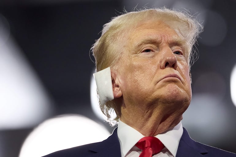 El candidato presidencial republicano y expresidente Donald J. Trump escucha discursos en la jornada inaugural de la Convención Nacional Republicana (RNC) en el Fiserv Forum de Milwaukee, Wisconsin, EE.UU. .