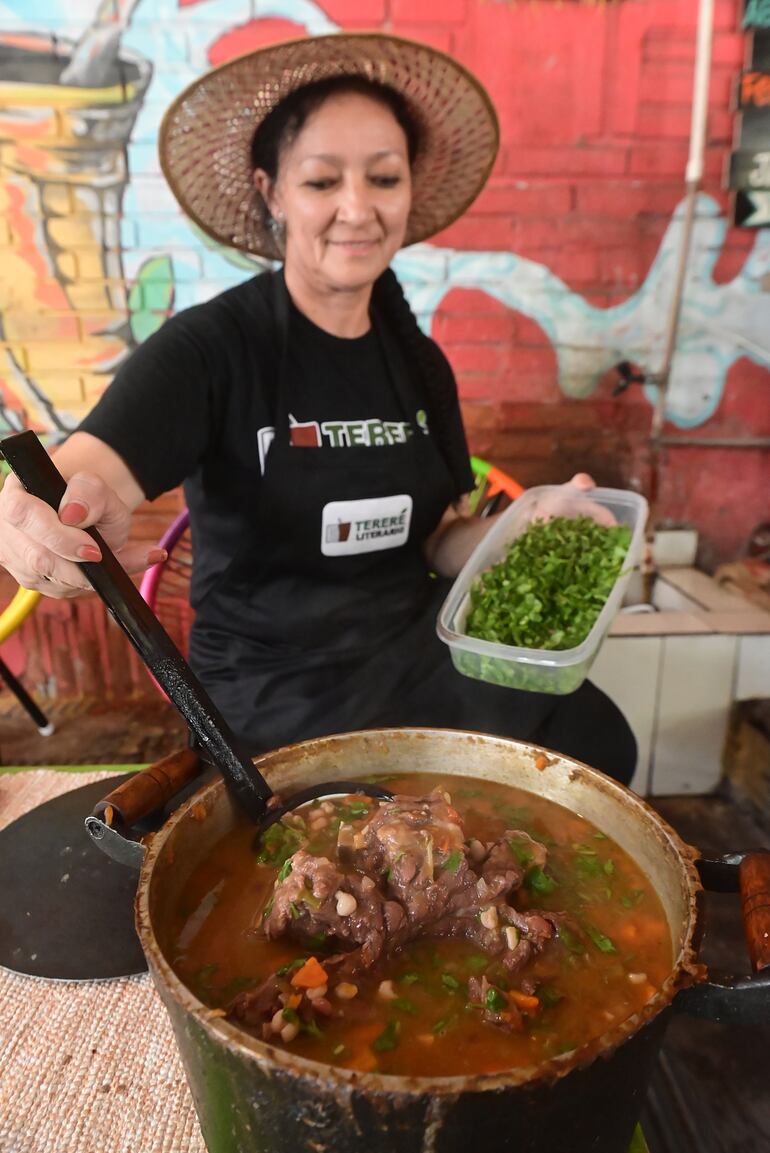 Agregarle verdeos mejora el sabor de este plato típicamente paraguayo.