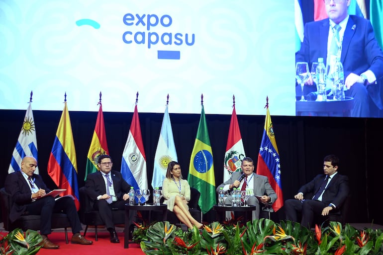 El moderador del panel, Carlos Mateo Balmelli; el director de Ingresos Tributarios, Oscar Orué; la ministra de Trabajo, Mónica Recalde; el viceministro de Comercio, Oscar Stark y  el viceministro de Economía, Javier Charotti, en la Expo Capasu, en el Centro de Convenciones de la Conmebol.