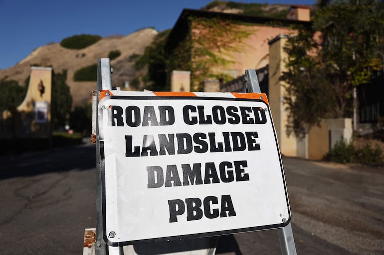 Un letrero dice "Carretera Cerrada Daños por Deslizamiento de Tierra" en medio de una crisis de movimiento de tierra en curso en el área que ha obligado a cortes de energía a los hogares, con el gobernador de California, Gavin Newsom, declarando estado de emergencia hoy, 3 de septiembre de 2024, en Rancho Palos Verdes, California. 