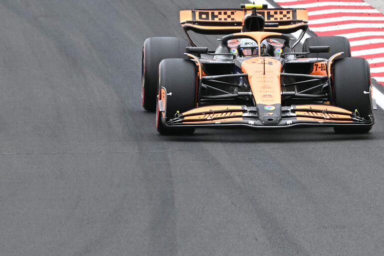 El monoplaza McLaren de Lando Norris en la sesión de clasificación del Gran Premio de Hungría de la Fórmula 1 en el circuito de Hungaroring, en Mogyorod, Budapest.