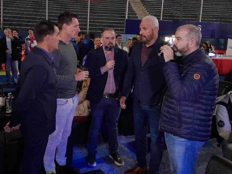 Juan José Zapag (seg. de der. a izq.), presidente de Cerro Porteño, en el evento del club para las Divisiones Formativas en el estadio La Nueva Olla, en Asunción.