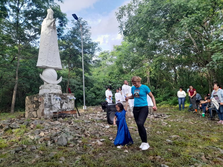 Una pequeña promesera se llego junto a la Virgen en la cima del cerro.