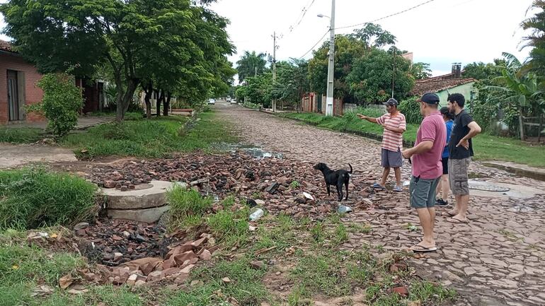 Los conductos que debían estar bajo el empedrado quedaron a la intemperie.