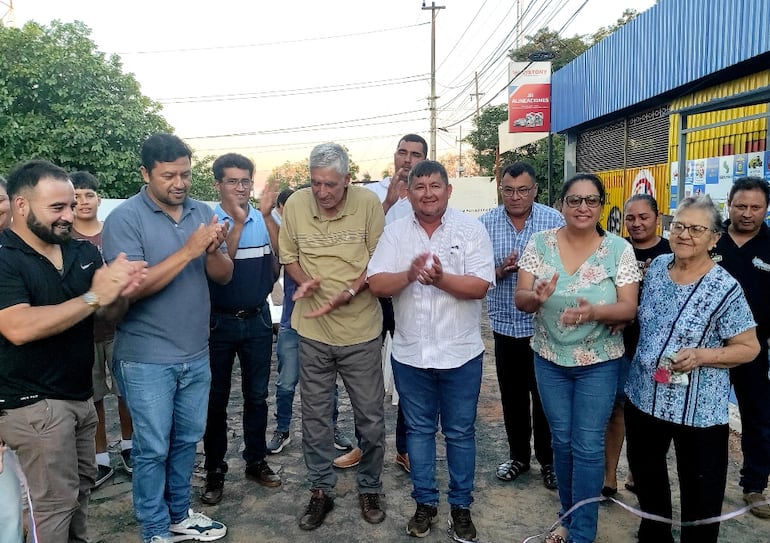 El intendente Milciades Olmedo inauguró un nuevo tramo de empedrado en Liberación, para alegría de los ciudadanos.