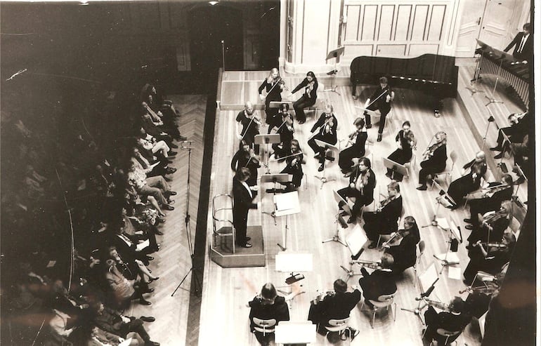 Concierto de Luis Szarán con la Orquesta Filarmónica joven de Hamburgo en la Grossemusikhalle, en el año 1997.