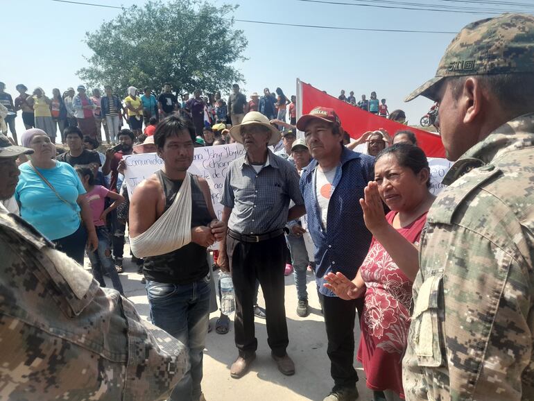 Pobladores Ishir, durante las manifestaciones del año pasado, tras la muerte de una mujer embarazada; ahora piden el resultado de la intervención del Hospital.