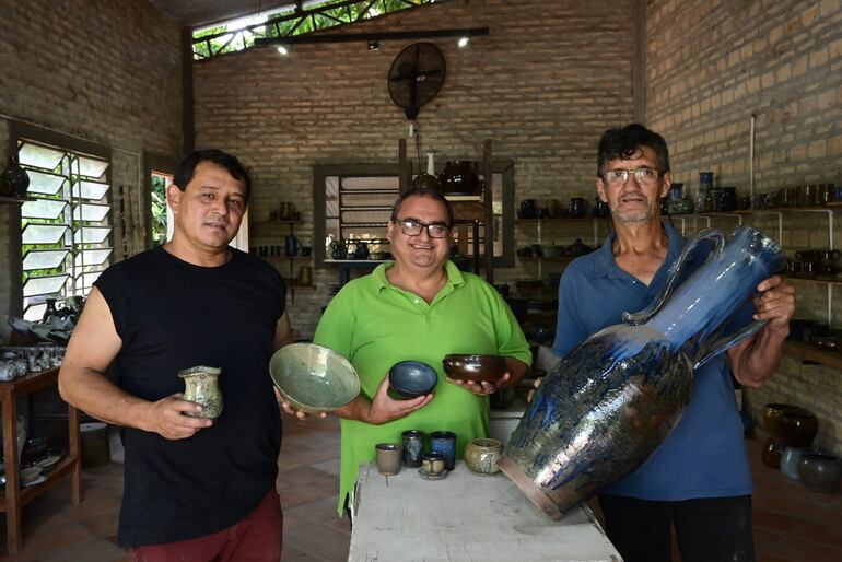 Los artesanos Patricio Olazar, Freddy Chamorro y Benjamín Vera muestran sus creaciones en el salón de exposiciones de la AAA.