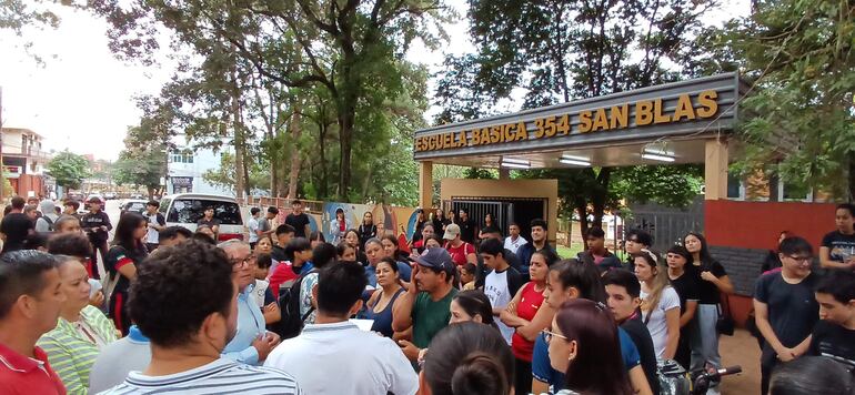 Los manifestantes frente a la Escuela San Blas de Ciudad del Este. 