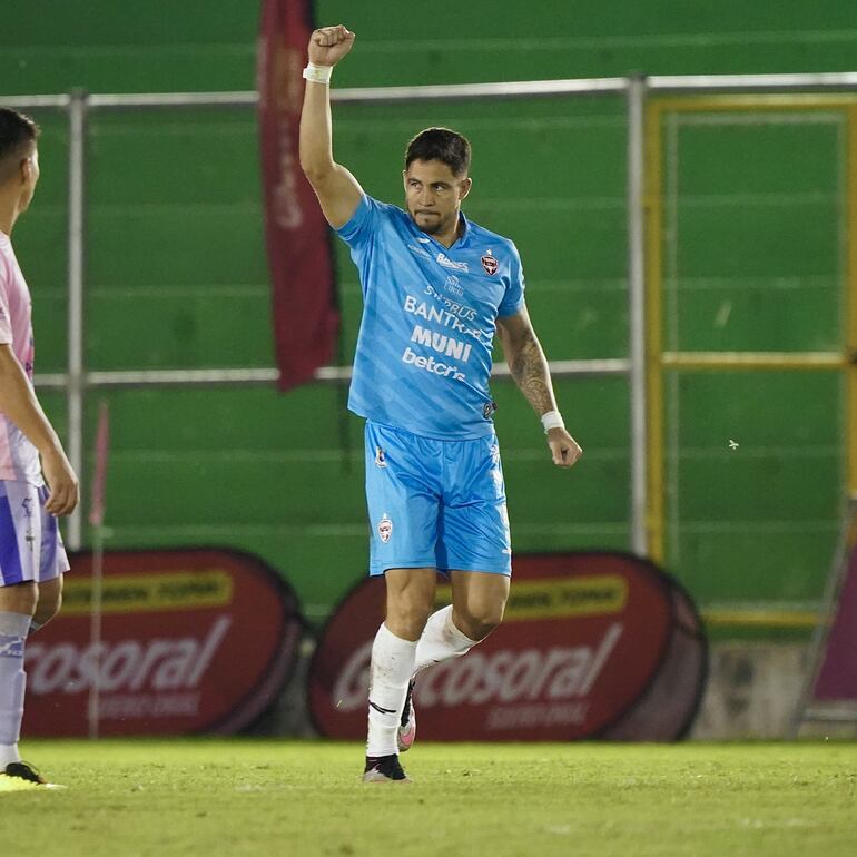 Pedro Báez celebra su gol para el Malacateco de Guatemala.