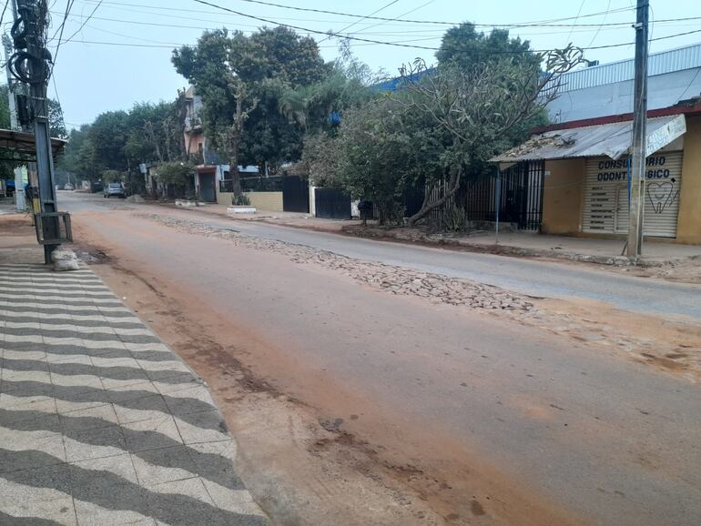 Obras abandonadas en la calle Casilda Insaurralde, que conecta las avenidas Laguna Grande y Mariscal López