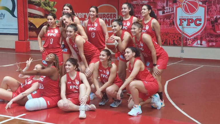 Las chicas posan para la foto previa al viaje a Buenos Aires, para disputar el Grupo B de la Liga de las Américas.