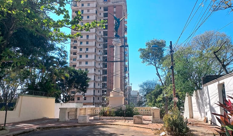 La escalinata Antequera ayer a las 12:52 aún mostraba andamiajes. Se espera que se termine  para el 15 de agosto.